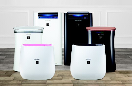 AK몰이 일본 종합가전 글로벌 브랜드 샤프(SHARP)의 공기청정기를 국내 독점 공식 수입 판매한다고 18일 밝혔다. 샤프 공기청정기는 현재 국내 인터넷쇼핑몰 등에서 직구나 병행 수입으로 판매하고 있다. 샤프 공기청정기는 연간 판매 데이터를 기준으로 '가장 많이 팔린 공기청정기 브랜드'로 최근 기네스 세계기록으로 인정받았다. AK몰 제공